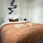 Modern - Walking Distance To Everything 아파트