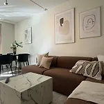Modern - Walking Distance To Everything 아파트