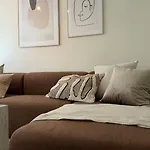 Modern - Walking Distance To Everything 아파트