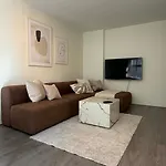 Modern - Walking Distance To Everything 아파트
