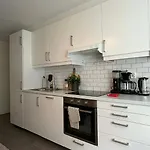 Modern - Walking Distance To Everything 아파트 *