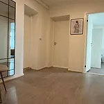 Modern - Walking Distance To Everything 아파트