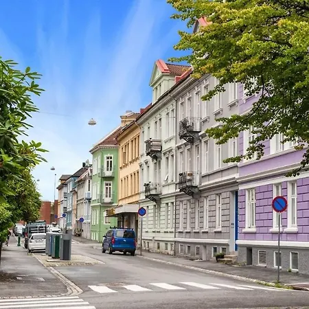 Modern - Walking Distance To Everything *