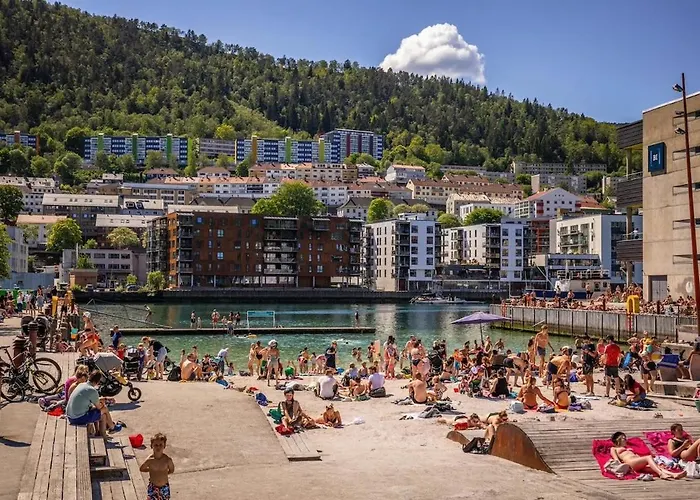 Modern - Walking Distance To Everything *