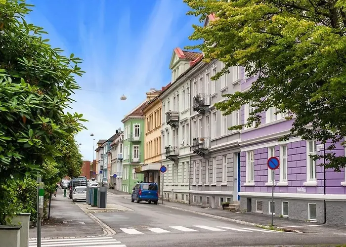 Modern - Walking Distance To Everything *