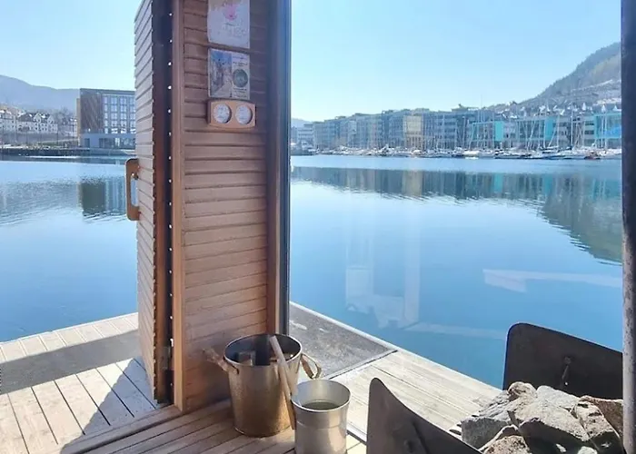 Modern - Walking Distance To Everything *